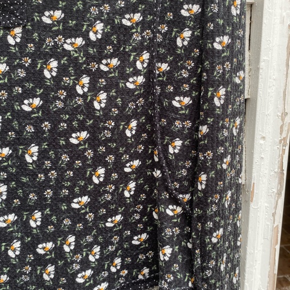 Black Floral Long Sleeve Soft Top Daisy - Picture 2 of 7